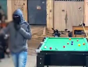 Homens armados invadem torneio de sinuca e assalto é transmitido ao vivo; VEJA VÍDEO!