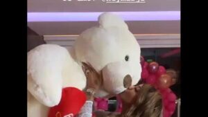 Rafaella Santos festeja 23 anos e ganha urso gigante de pelúcia do irmão, Neymar