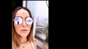 De biquíni, Sabrina Sato exibe barriga definida em vídeo: ‘Mamãe não para’