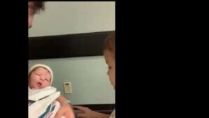 Sertanejo Matheus mostra filho recém-nascido e surpreende web: ‘É um boneco?’