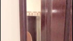 Rodrigo Simas, de toalha, é surpreendido pela namorada, Agatha Moreira