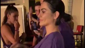 Após lipo, Cleo aposta em abadá soltinho ao curtir show em Orlando. Vídeo!