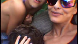 Com look neon, Juliana Paes filma filho caçula, Antônio, cantando. Vídeo!