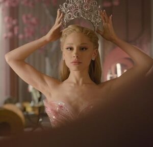 Durante gravações de Wicked, Ariana Grande precisou de diversos dublês para as cenas