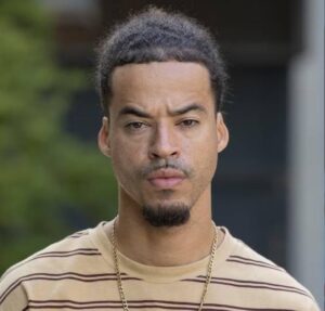 Ryan e Azzy iniciam seu clipe, quando o barulho de um tiro ecoa na barreira. Veja os resumos dos capítulos de Dona de Mim