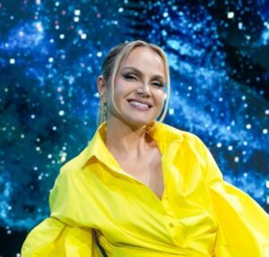 Eliana comemora 53 anos de idade ao lado da família e bolo chama a atenção da web