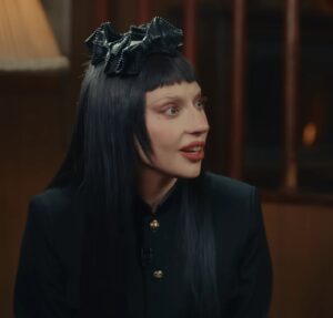 Mudança de visual! Lady Gaga aparece de cabelo preto durante passeio em Paris, França