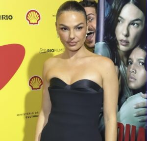 Isis Valverde celebra aniversário de filho com festa intimista