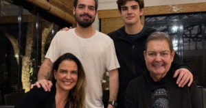 Faustão comemora 24 anos de casamento e aparece sorridente em foto com a família