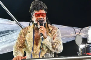 Carlinhos Brown encanta multidão
