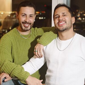 carlinhos maia e lcuas guimarães posando juntos