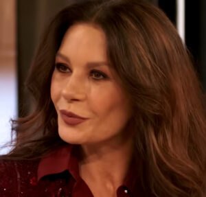 Catherine Zeta-Jones vê filha brilhar com vestido usado por ela há 20 anos