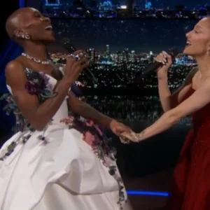 cynthia erivo e ariana grande cantando na abertura do oscar 2025
