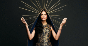 Brasileira homenageia Nossa Senhora Aparecida em desfile de traje típico do Miss Universo 2025