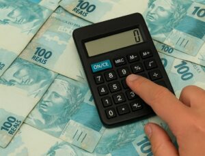 Primeira parcela do 13º salário é paga nesta sexta-feira; veja como calcular