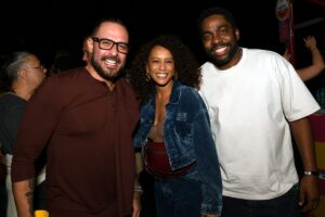 Reconheceu o Diogo? Com Taís e Lázaro, cantor curte o Festival de Inverno