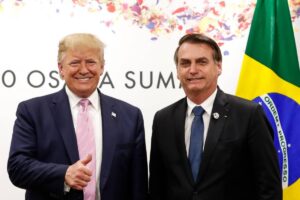 Trump pressiona Brasil, defende Jair Bolsonaro e ameaça com tarifaço