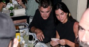 Dua Lipa joga baralho e come barriga de porco em bar na zona sul do Rio de Janeiro