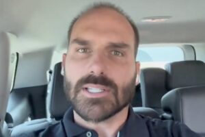 Após sinalizar apoio, Eduardo Bolsonaro detona Tarcísio e o acusa de compactuar com cárcere privado