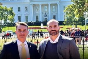 Eduardo Bolsonaro anuncia irmão Flávio candidato à Presidência em 2026