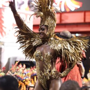 Erika Januza desfilando na Viradouro 2025