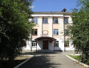 Professora é investigada após tapar boca de aluno com fita e golpear outro com cadeira; veja vídeo