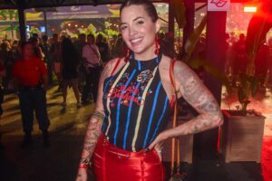 Ex-BBB Clara Aguilar usa look ousado e impacta o Carnaval
