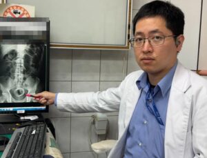 Paciente que sofria de prisão de ventre descobre objeto no intestino após exame; veja foto