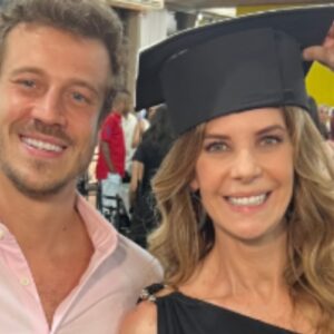 Fabiana Scaranzi e filho em sua formatura da faculdade de psicologia