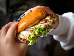 Fast-food é condenado por obrigar funcionária a comer lanches no almoço; veja VÍDEO