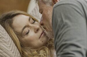 Dona de Mim: Filipa encontra celular de Ricardo no quarto de Jaques