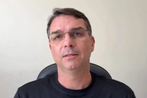Flávio diz que Jair Bolsonaro teve piora em seu estado de saúde e clama por orações