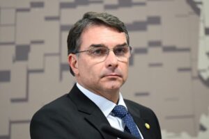 Anúncio de Flávio Bolsonaro como candidato à presidência gera tensão na direita