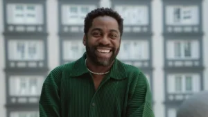 Lázaro Ramos recebe amigos em festa com looks diferentões