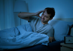 Entenda por que a dor costuma piorar à noite, segundo especialistas