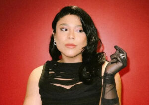 Bruno Matos, intérprete de Blogueirinha, surge desmontado e de sunga na praia; veja fotos