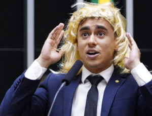 Nikolas Ferreira critica Lula após sanção de lei que proíbe linguagem neutra; veja o que ele disse