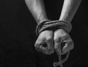 Homem é preso após enganar a família com falso sequestro e pedir resgate de R$ 2 mil; veja vídeo