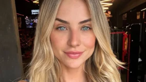 Ex-BBB Gabi Martins exibe gingado durante ensaio da Unidos de Vila Isabel