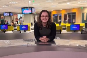 Belle Suárez, ex-CazéTV, estreia como comentarista no Grupo Globo