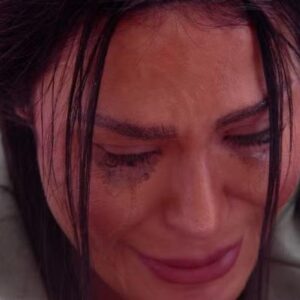 Gracyanne Barbosa chorando