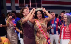 Gracyanne Barbosa retorna com tudo à União da Ilha e é coroada rainha de bateria