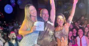 Ex-dançarinas do É o Tchan, Carla Perez e Scheila Carvalho se encontram em festa; veja