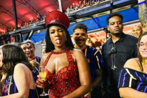 IZA e Yuri Lima se divertem no Sambódromo