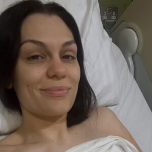 Jessie J é internada após cirurgia de câncer de mama