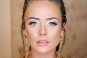 Juliana Silveira volta aos palcos com turnê homenageando Floribella