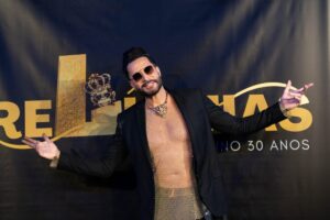 Latino une passado e futuro em show com IA e releituras