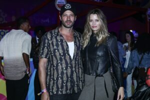 Perdeu, Odete! Leandro Lima curte a noite com a esposa no Festival de Inverno