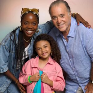 Leo (Clara Moneke), Sofia (Elis Cabral) e Abel (Tony Ramos) em Dona de Mim