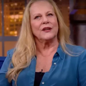 lucinha lins dando entrevista no the noite com danilo gentili